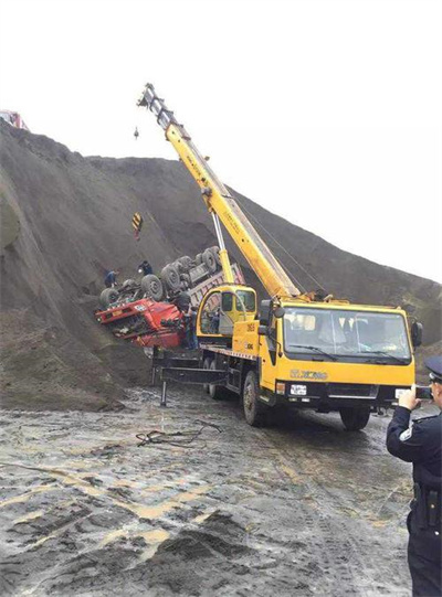 阿坝上犹道路救援